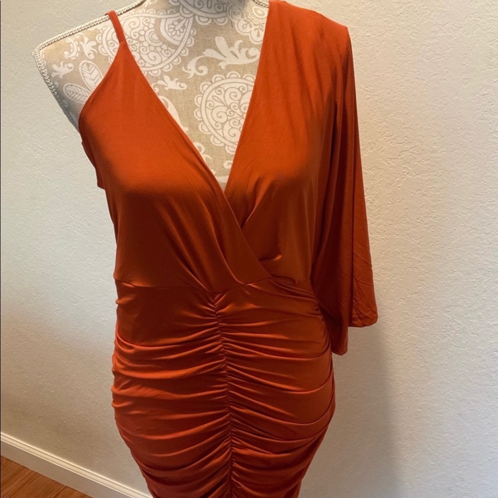 Brand new JLUXLABEL dress never worn, beautiful burnt orange